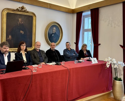 Sodelujoči na okrogli mizi: dr. Luka Novak, Maja Jug Hartman, Janez Miš, Boštjan Napotnik, dr. Simon Krek in dr. Ignacija Fridl Jarc