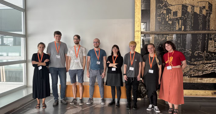 Organizatorji in organizatorke konference: dr. Kaja Dobrovoljc, Timotej Knez, Luka Terčon, Matej Klemen, dr. Špela Arhar Holdt, Nives Hüll in Sara Kos.