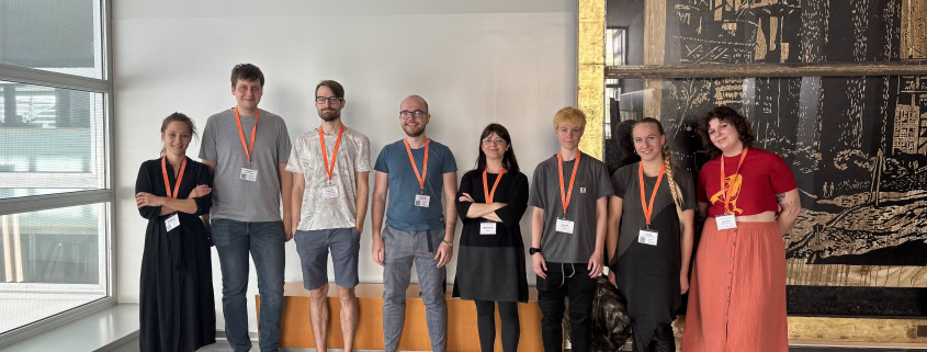 Organizatorji in organizatorke konference: dr. Kaja Dobrovoljc, Timotej Knez, Luka Terčon, Matej Klemen, dr. Špela Arhar Holdt, Nives Hüll in Sara Kos.